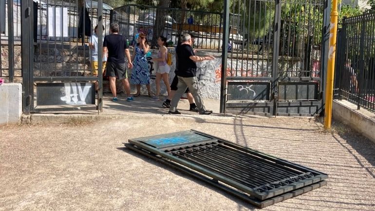 Εξάρχεια: Aτύχημα σε παιδική χαρά – Πτώση καγκελόπορτας με τραυματισμό μικρού παιδιού